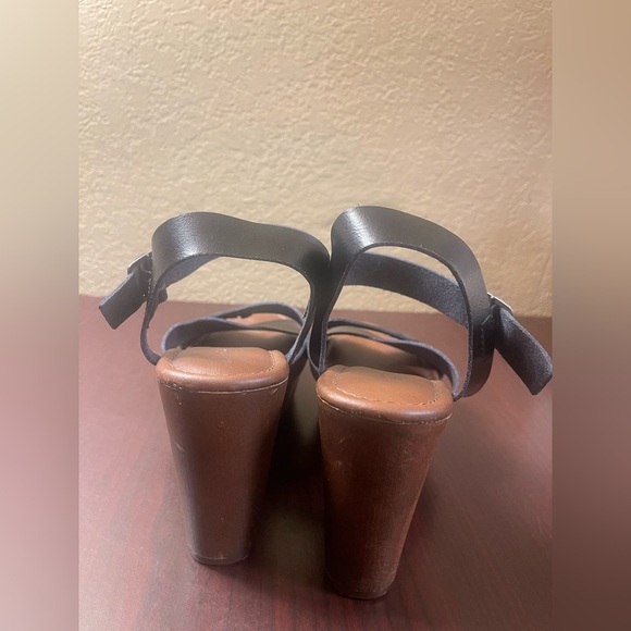 Universal Thread Black and Brown Platform Sandals with Crisscross Straps - Picture 8 of 11